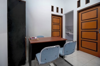 hotel o 94843 syariah hj lilis sukabumi