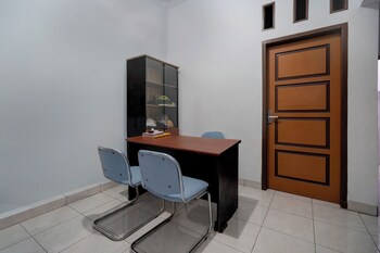 hotel o 94843 syariah hj lilis sukabumi