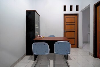 hotel o 94843 syariah hj lilis sukabumi