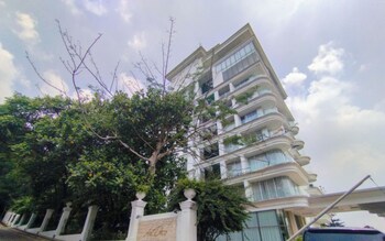 warm studio apartment at art deco