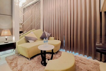 warm studio apartment at art deco