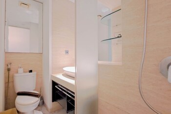 warm studio apartment at art deco