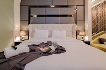 warm studio apartment at art deco