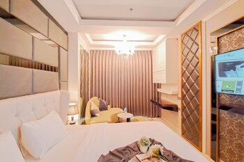warm studio apartment at art deco