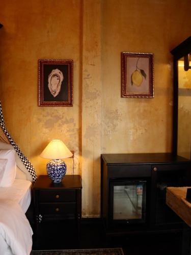 demo inn and ine poetic studio stay