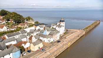 seaview 2 bed with private parking portishead