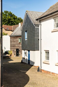 seaview 2 bed with private parking portishead