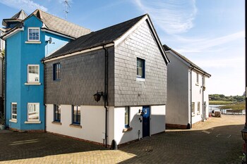 seaview 2 bed with private parking portishead