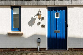 seaview 2 bed with private parking portishead
