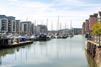 seaview 2 bed with private parking portishead