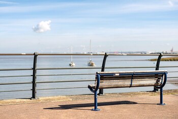 seaview 2 bed with private parking portishead