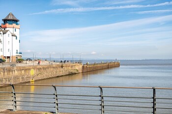 seaview 2 bed with private parking portishead