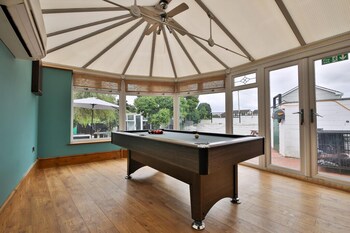 The Family Nest Swansea 4 Bedroom Retreat,,2 star