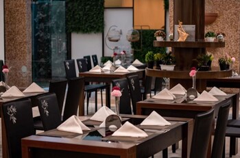 lamar park hotel hay al khaleeg