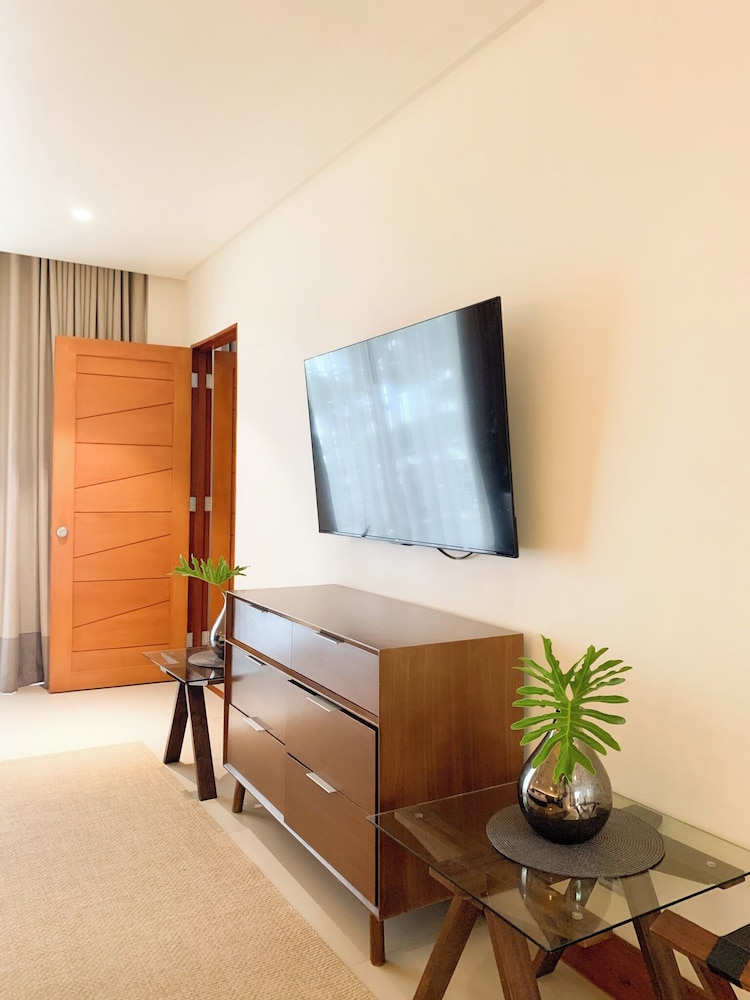 the tropics at macarthur park resort and convention center