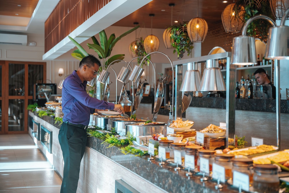 the tropics at macarthur park resort and convention center