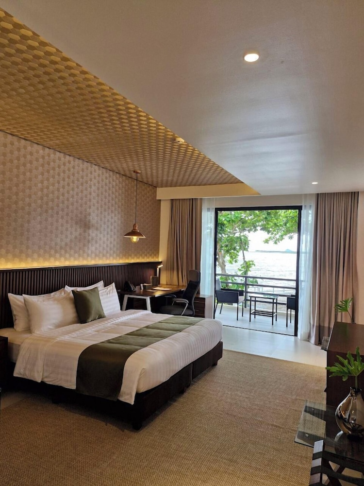 the tropics at macarthur park resort and convention center
