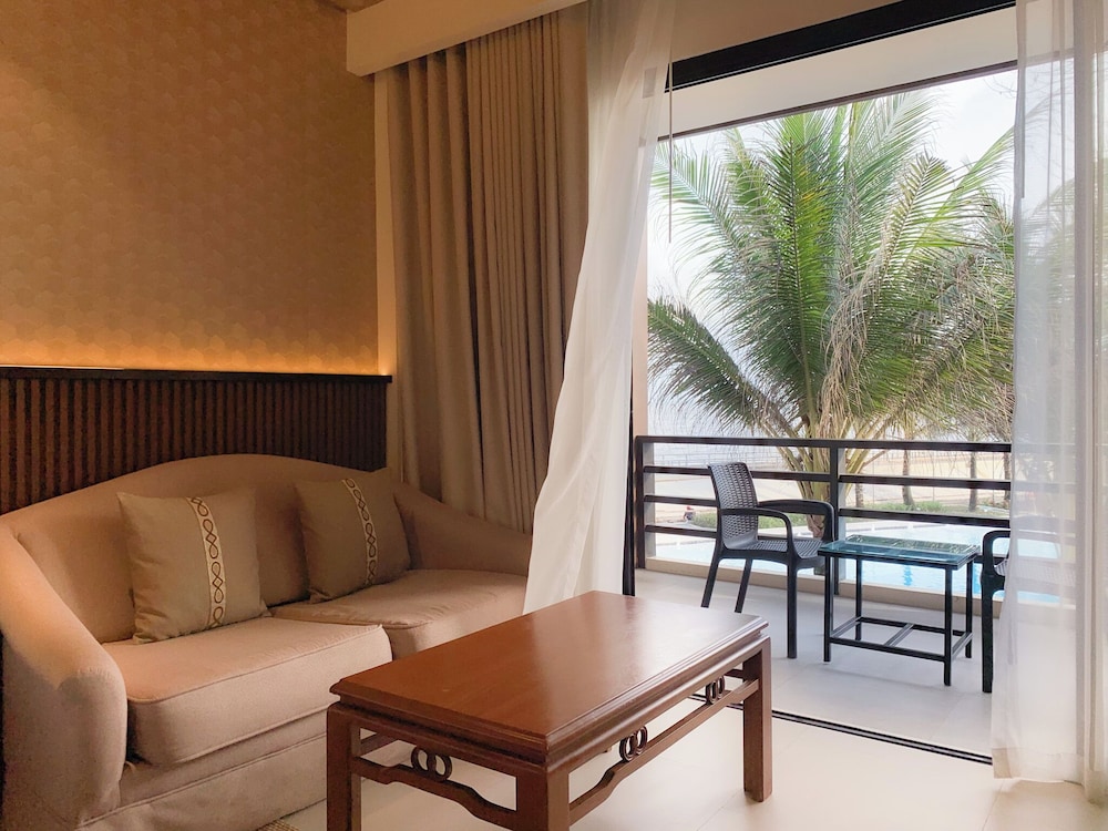 the tropics at macarthur park resort and convention center