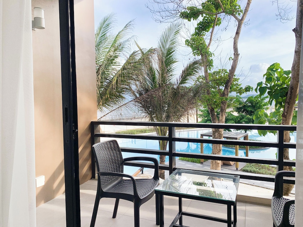 the tropics at macarthur park resort and convention center