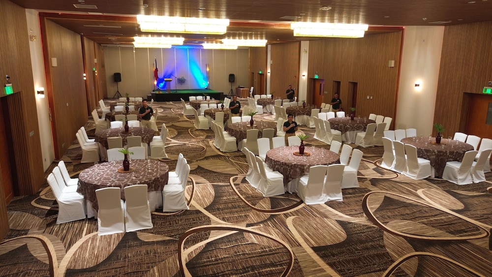 the tropics at macarthur park resort and convention center