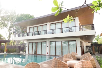 the tropics at macarthur park resort and convention center