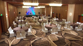 the tropics at macarthur park resort and convention center