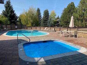 Snow Creek 1551 - Ski-In/Ski-Out + Pool & Hot Tub,,2 star