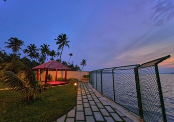 ashtamudi lake villa by voye homes