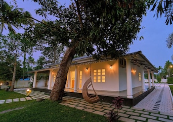 ashtamudi lake villa by voye homes