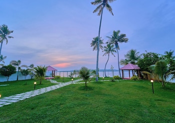 ashtamudi lake villa by voye homes