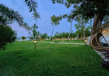 ashtamudi lake villa by voye homes