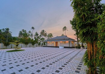 ashtamudi lake villa by voye homes