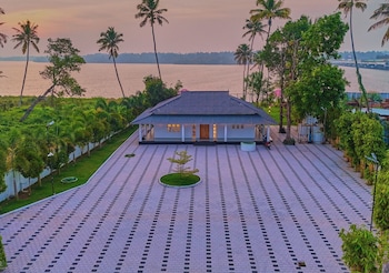ashtamudi lake villa by voye homes