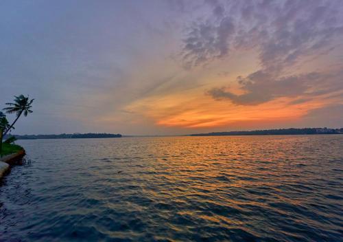 ashtamudi lake villa by voye homes