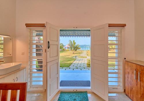 ashtamudi lake villa by voye homes