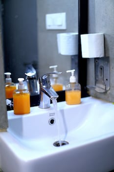 hotel red chilly pitampura