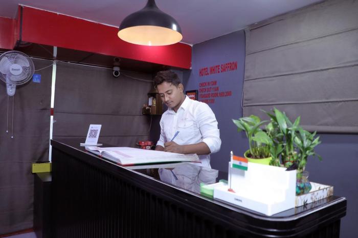hotel red chilly pitampura