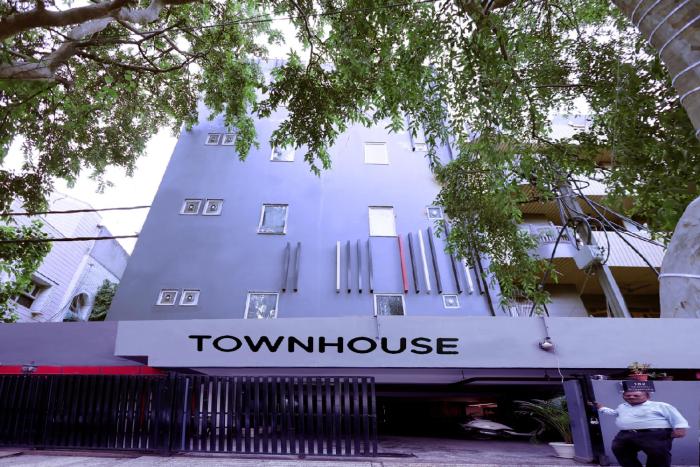 hotel red chilly pitampura