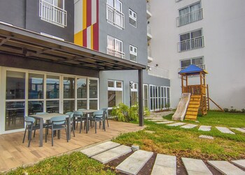 l aurora inn apart