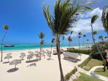 deluxe studios hotel pool and beach