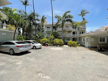 deluxe studios hotel pool and beach