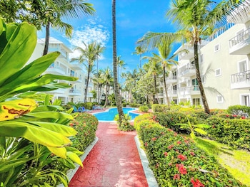 deluxe studios hotel pool and beach