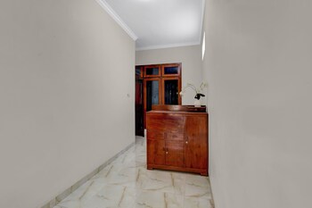 oyo 94920 house of elea minggiran