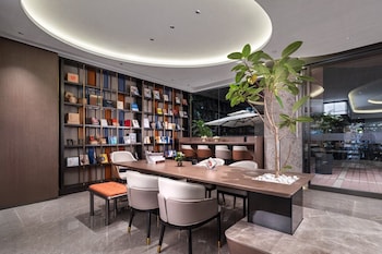 from k hotel guangzhou tianhe zhengjia plaza tiyuxi road metro station branch