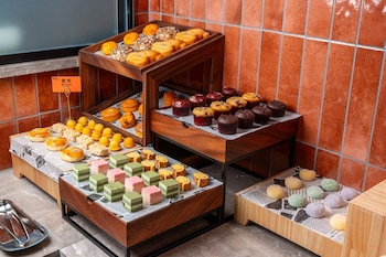 from k hotel guangzhou tianhe zhengjia plaza tiyuxi road metro station branch