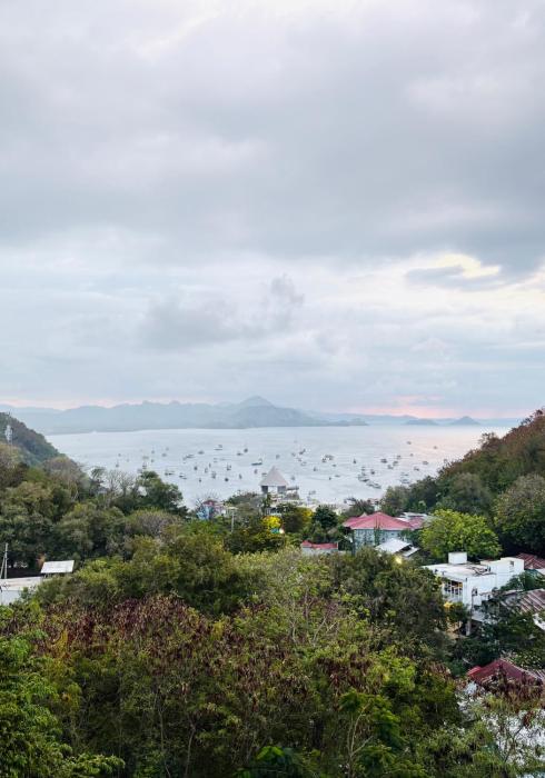 la colina komodo hotel