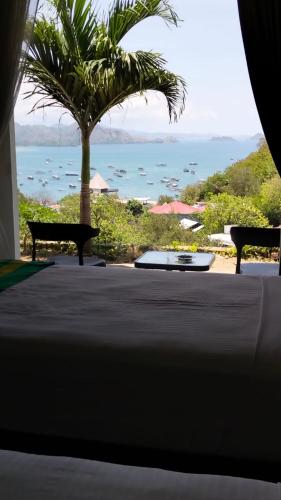 la colina komodo hotel