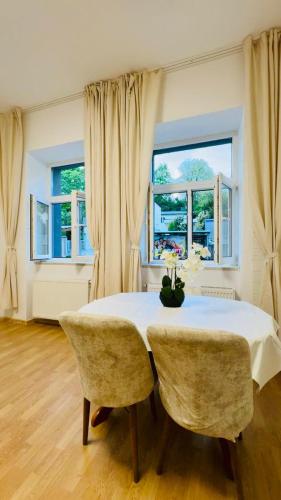 lovely 2br for 5 peaceful central stay