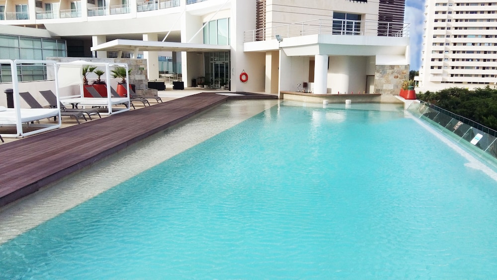 krystal urban cancun and beach club