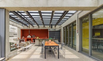 modern accommodations in a building with a pool in the heart of sp yhes